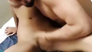 Indian BF rubs his nude GF’s chut in the sex video