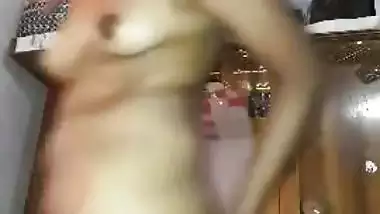 Dehati desi cleaning chut hair using scissors