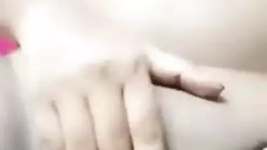 Naked Desi bombshell gently massages her XXX vagina in the bedroom