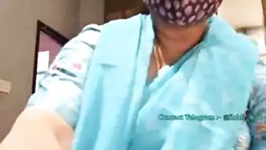 Tamil aunty Sivani in saree does nude live cam for money