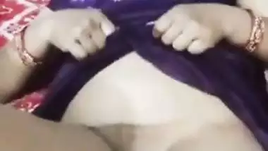 Satisfying desi MILF by Rubbing pussy with honey porn