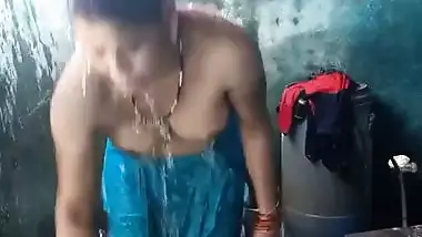 Mature aunty topless bathing caught on camera