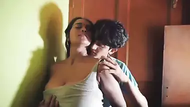 Pervert squeezes stepmom’s milk tanks in Telugu xxx video