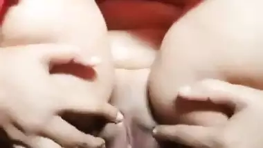 Lady puts a Banana in her cunt in Bangladeshi sex video