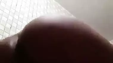 An 18-year-old girl records her nude MMS in a bathroom