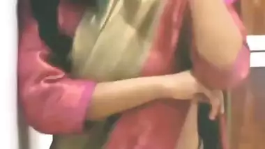 Mallu girl in saree and in topless viral video making