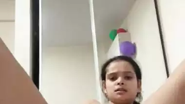 Indian nude babe records her fingering MMS for fun