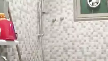 Desi aunty bathroom selfie Video