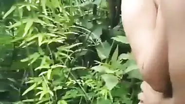 Village couple’s outdoor Indian sex video from the forest