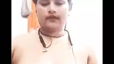 Kannada aunty rubbing pussy and fingering on video call
