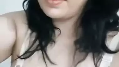 Delhi milf records her nude MMS showing boobs and cunt