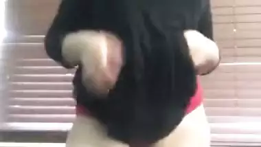 Big ass Paki naked striptease MMS