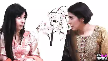 ???? BEAUTIFUL MOMMA - Aaliyah Schools Step Mommy Sahara on Sex Toys