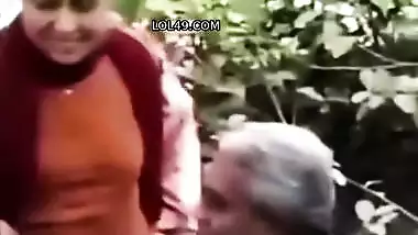 Uncle sucking aunty boobs while walking in park