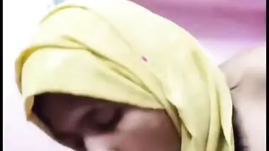 Hijabi girl records her nude MMS, sucking stepbrother’s dick