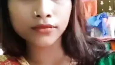 Hot wife on Chamet goes nude during paid viral cam chat