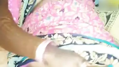 Local desi slut in saree masturbating video
